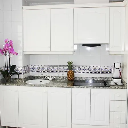 شقة Duquesa, Beach, Sea View, Pool, Wifi *